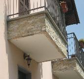 Se i balconi non svolgono funzione estetica per la facciata, le spese per frontali e parapetti sono a carico dei proprietari esclusivi?  